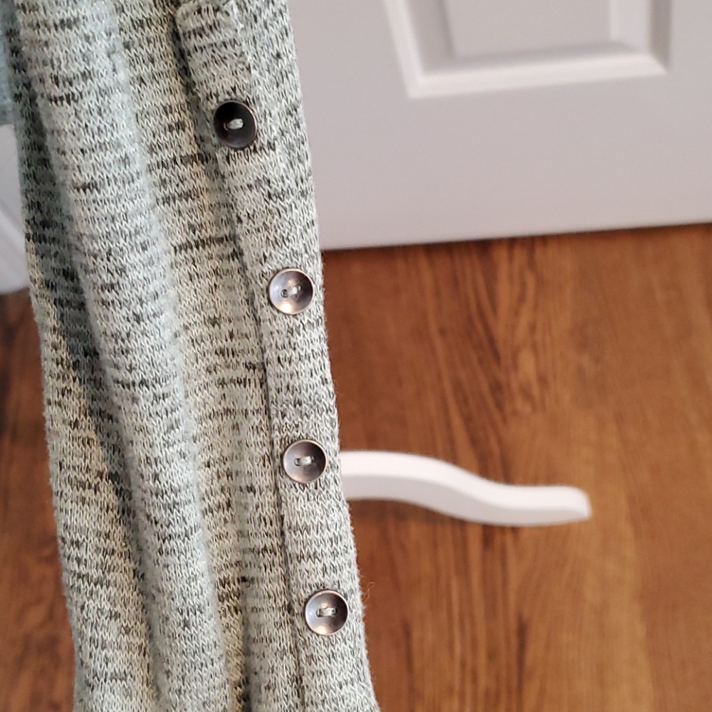 Keyhole Cut-out Top - Picture 5 of 6